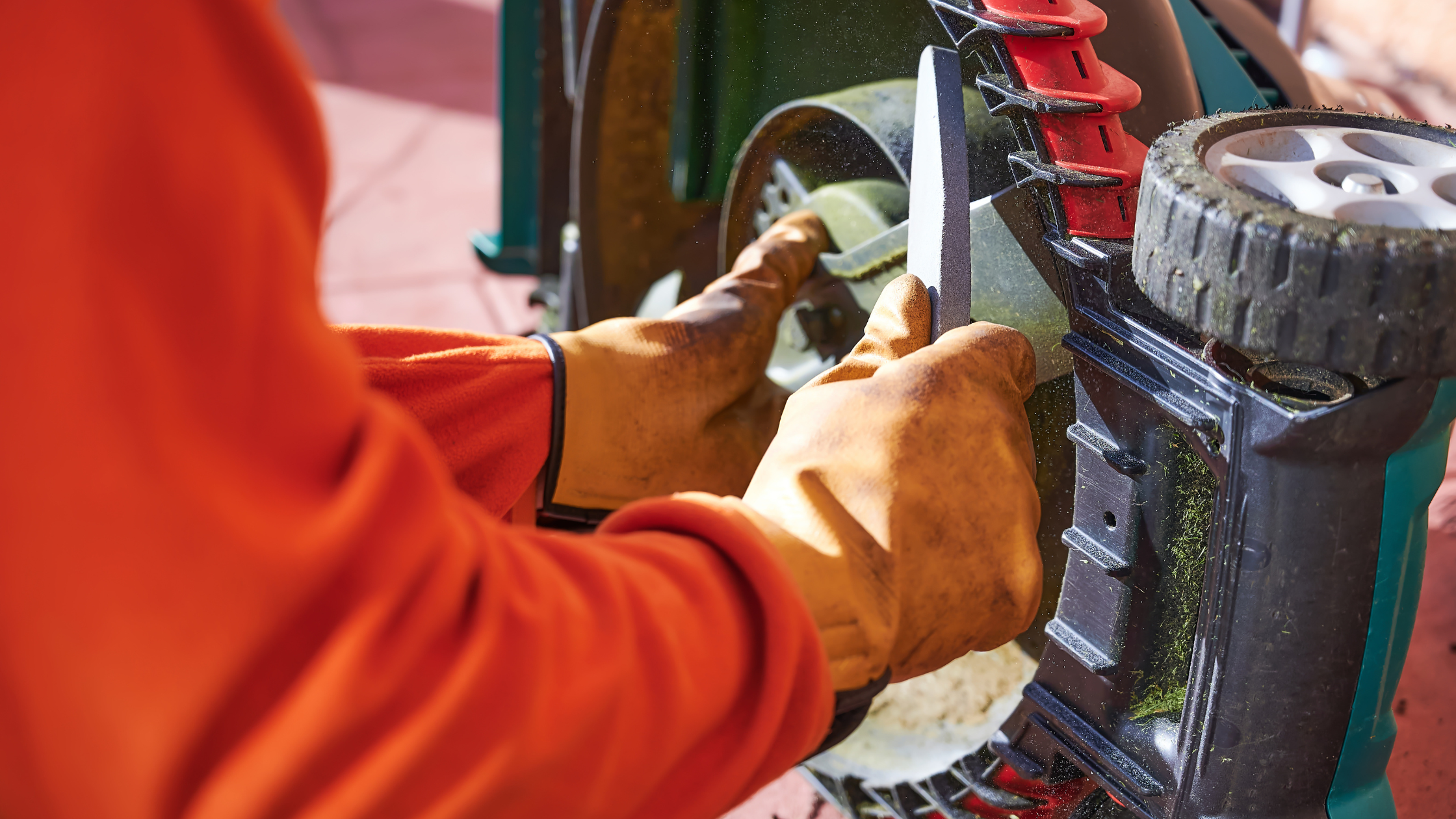 How to Sharpen Lawn Mower Blades Without Taking Them Off - Featured image